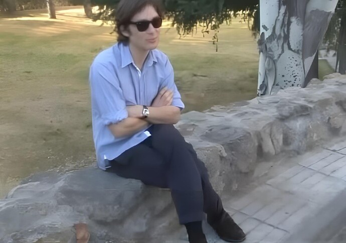 Bacak bacak üstüne atmak bir nevi otorite midir, saygısızlık mı?