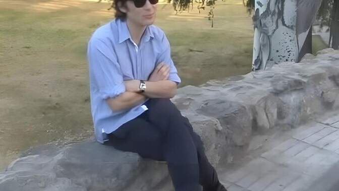 Bacak bacak üstüne atmak bir nevi otorite midir, saygısızlık mı?