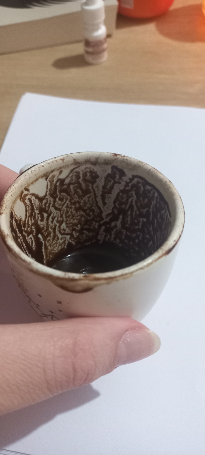 Kahve falımda ne çıkmış olabilir, fotoğrafa bakıp yorumlar mısınız?