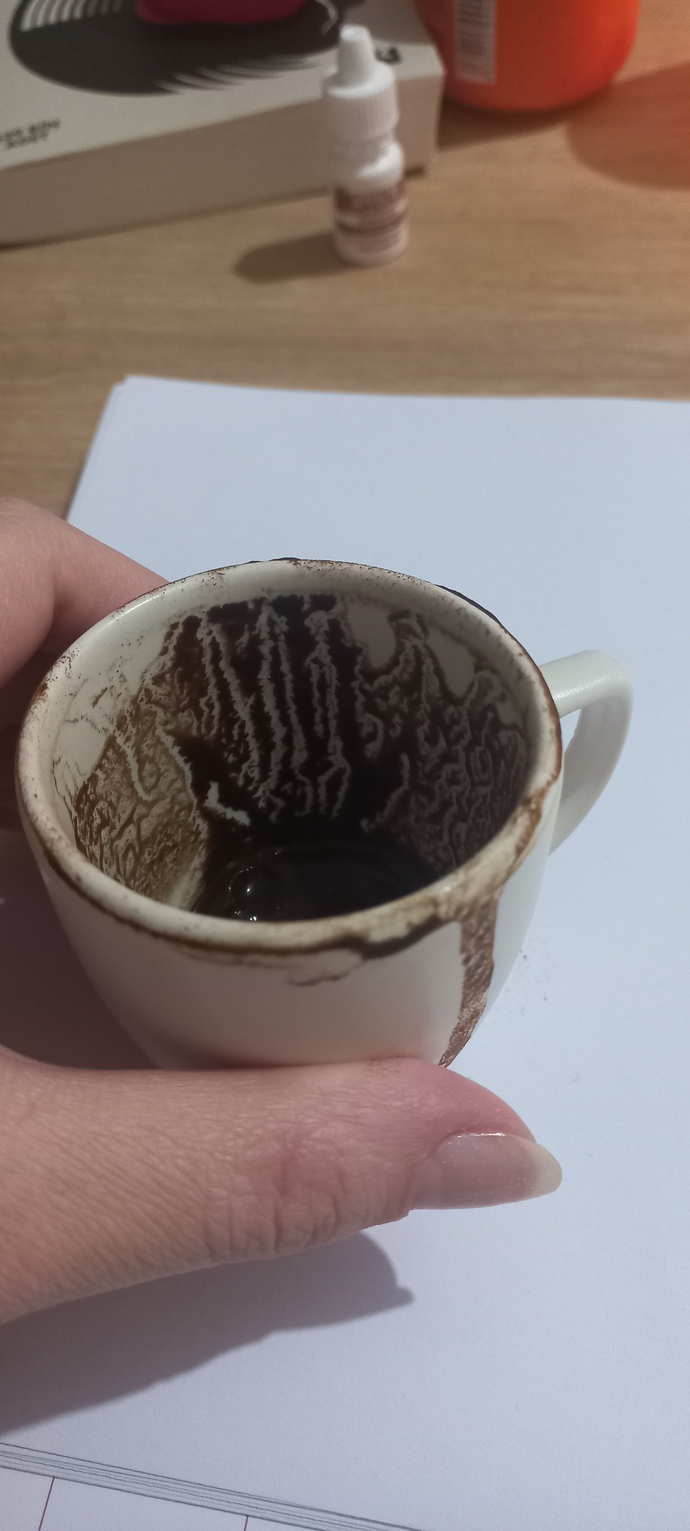 Kahve falımda ne çıkmış olabilir, fotoğrafa bakıp yorumlar mısınız?