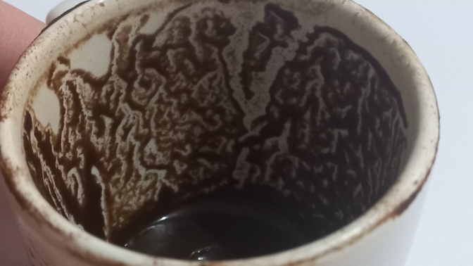 Kahve falımda ne çıkmış olabilir, fotoğrafa bakıp yorumlar mısınız?