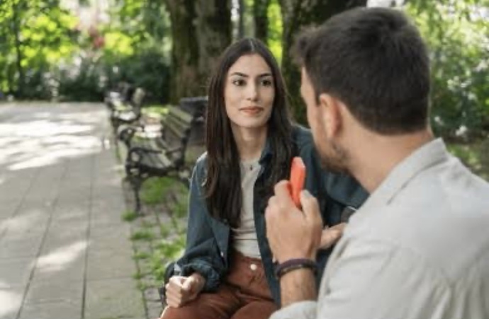 Sevgilin yakın arkadaşının sırrını sana anlatıyorsa …. Boşluğu doldurur musunuz?