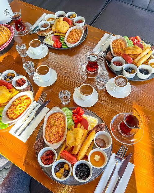Sizce en iyi kahvaltı hangisi: serpme kahvaltı mı tabak kahvaltı mı?