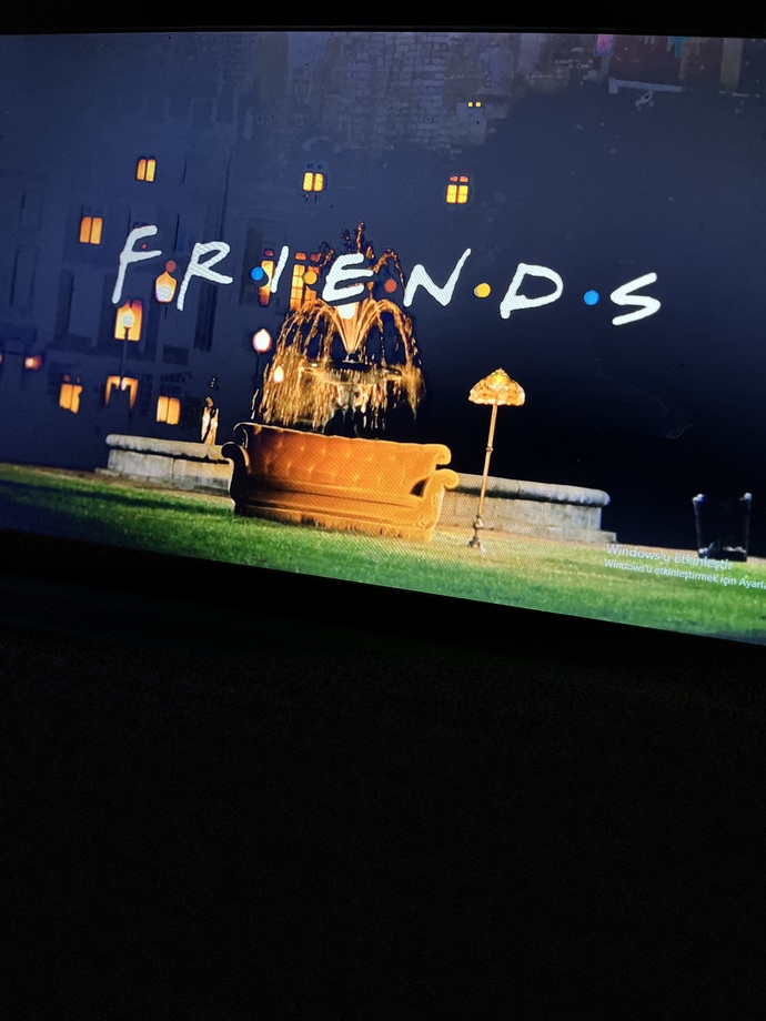 Bu aylarda izlemelik efsane komedi dizi önerileriniz ne olur friends dışında?