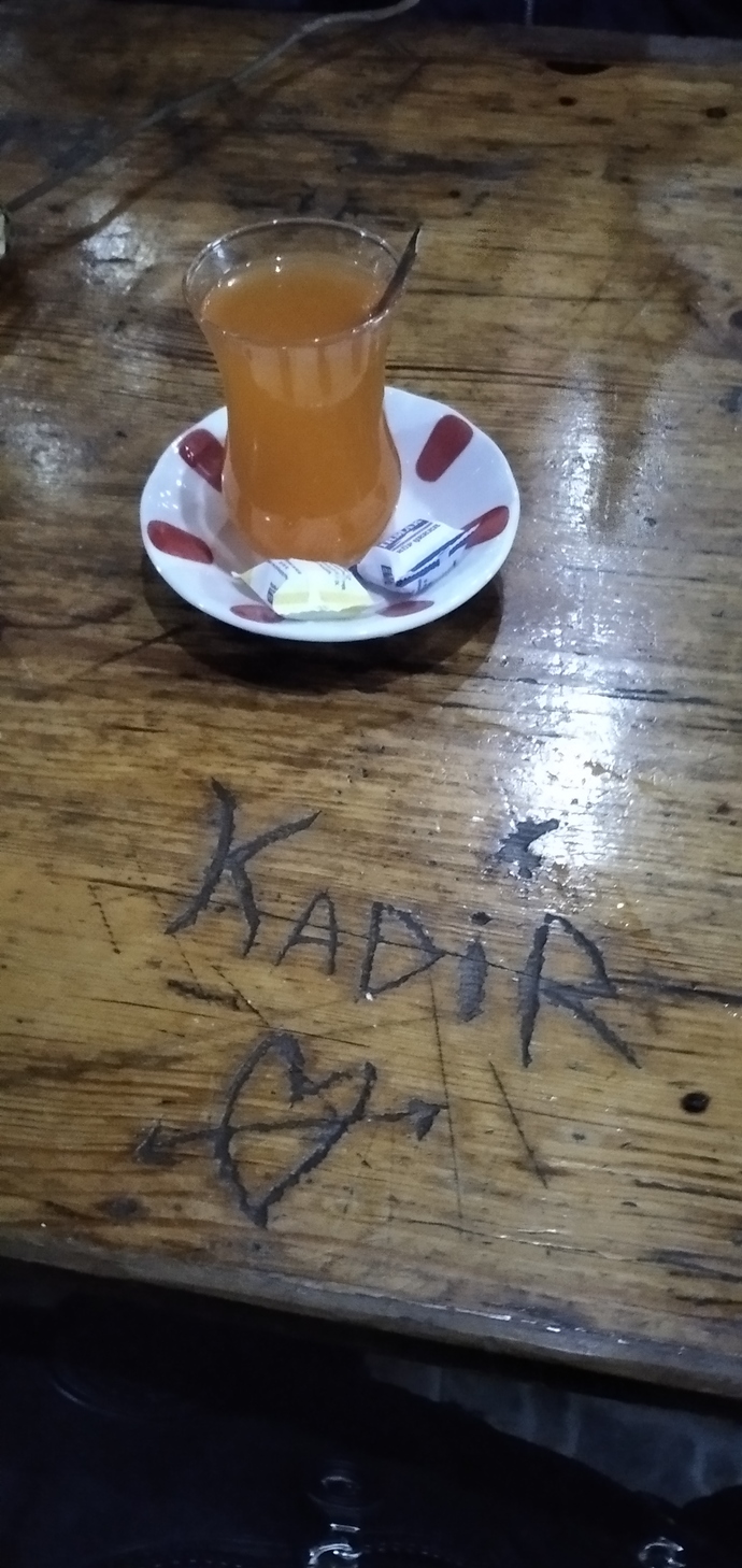 Aşkınızı hiç duvarlara ya da masalara kazıdınız mı, siz de yapar mıydınız?
