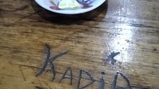 Aşkınızı hiç duvarlara ya da masalara kazıdınız mı, siz de yapar mıydınız?