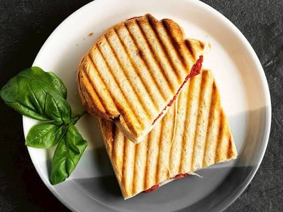 Sizce tost dışarıda mı daha lezzetli, evde yemek mi daha keyifli oluyor?