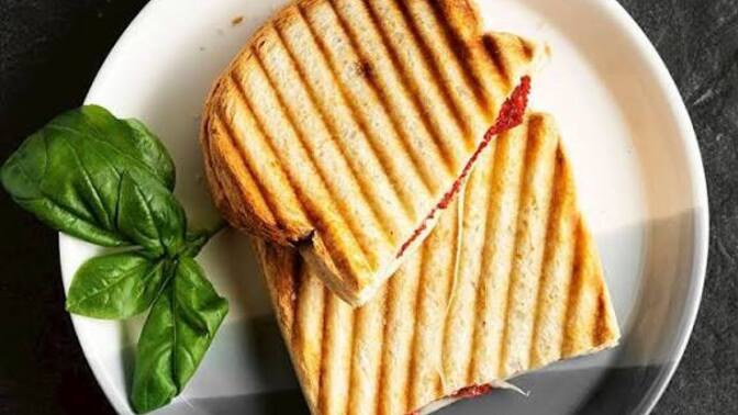 Sizce tost dışarıda mı daha lezzetli, evde yemek mi daha keyifli oluyor?