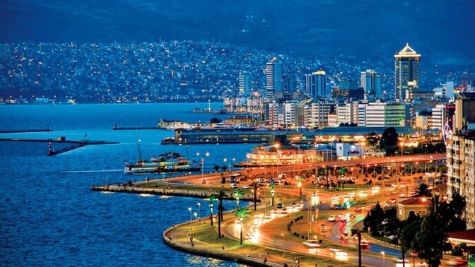 Sizinle buz gibi havada İzmir manzarasında kahve içer miydim söyleyeyim mi?