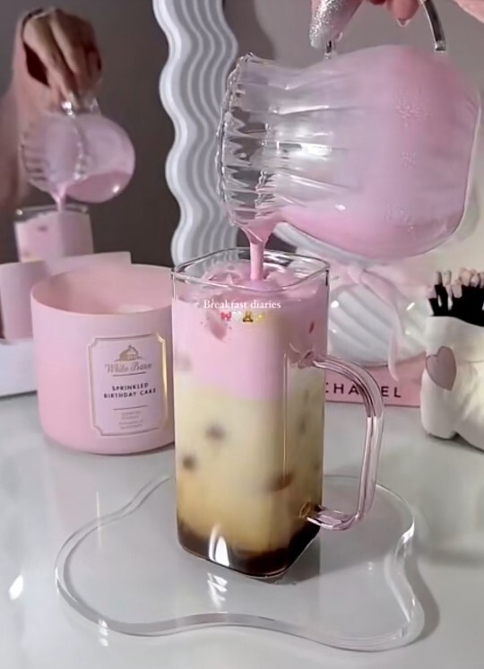 Pembe orman meyveli latte içebilir misin?