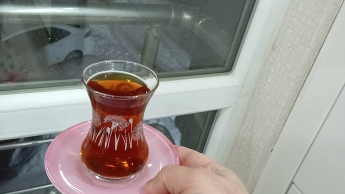 Kışın sıcak çay içmek keyifli mi?