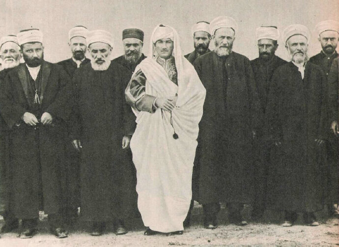 Atam burada niye sarıklı cübbeli?