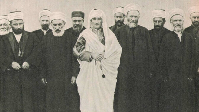 Atam burada niye sarıklı cübbeli?
