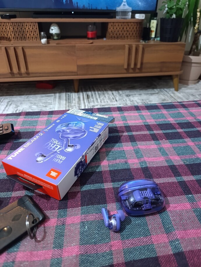 Erkek adam mor kulaklık takar mı?