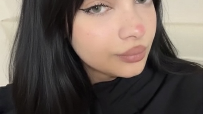 Sarı saç mi siyah saç mı daha yakışıyor?