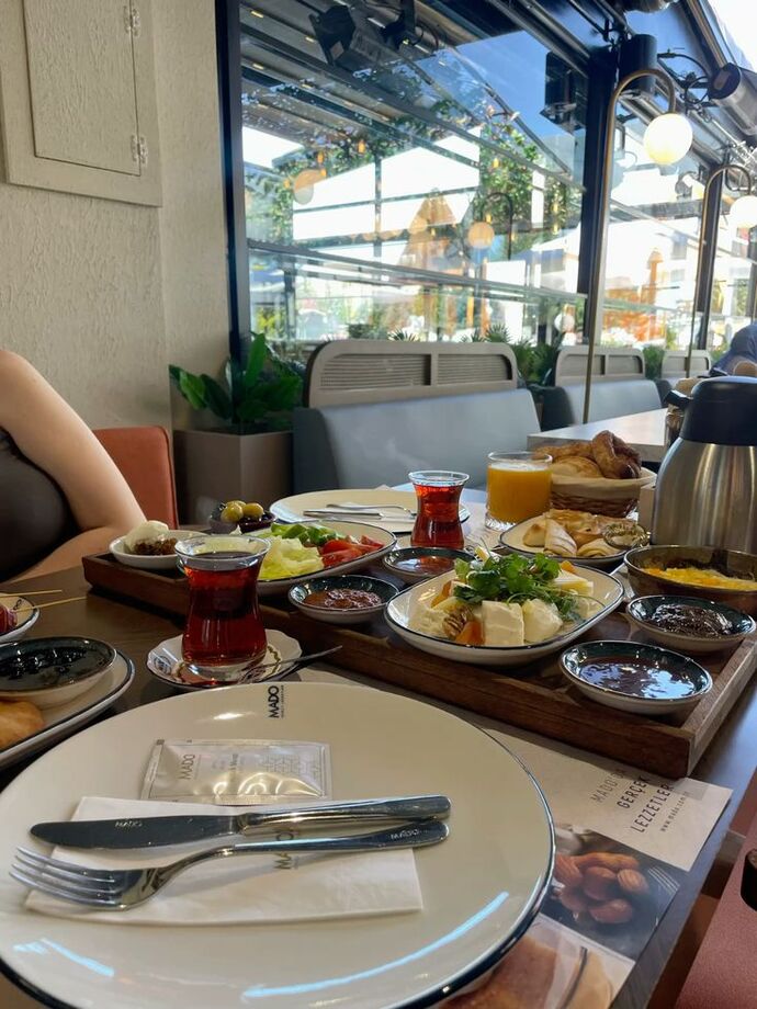 Dışarıda kahvaltı etmeyi mi daha çok seviyorsunuz yoksa evdeki kahvaltıyı mı?