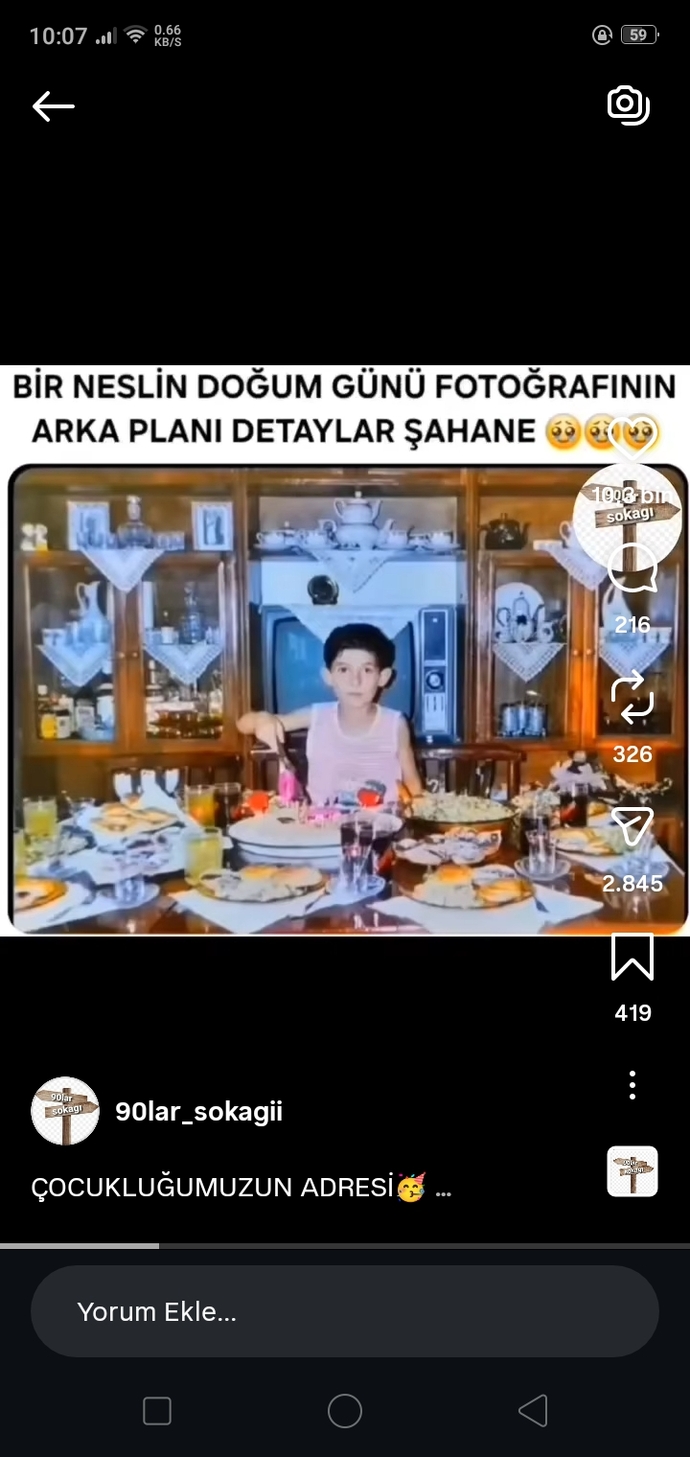 Eski fotoğraflara bakınca sizde de çocukluk anıları ve o sıcak aile ortamına dair derin bir özlem uyanıyor mu?