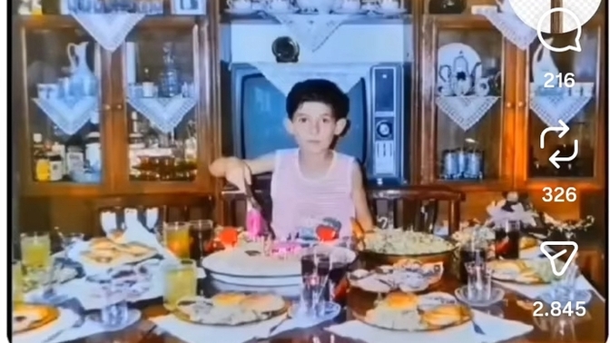 Eski fotoğraflara bakınca sizde de çocukluk anıları ve o sıcak aile ortamına dair derin bir özlem uyanıyor mu?