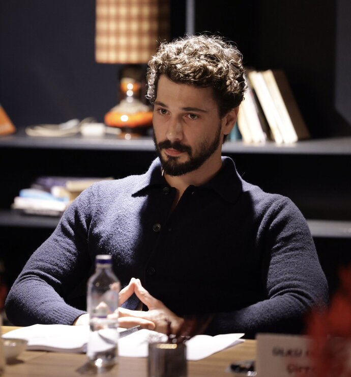 İş yerimde flört edecek kimse olmadığı için hiç işe gidesim yok patrona söylesem yakışıklı zengin bi personel alır mı?