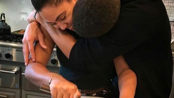 Sizce de sevdiğiniz insanla mutfağa girip birlikte yemek yapmak çok romantik değil mi👩‍🍳?