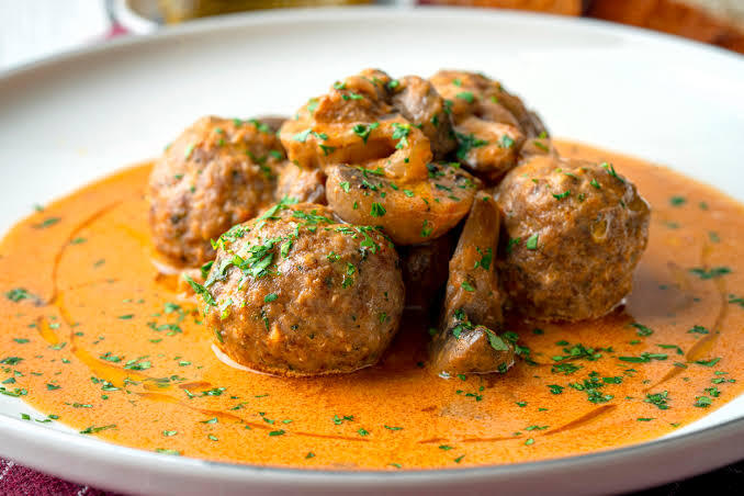 Kremalı, mantarlı içi kaşarlı soslu köfte sever misin?
