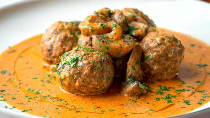 Kremalı, mantarlı içi kaşarlı soslu köfte sever misin?