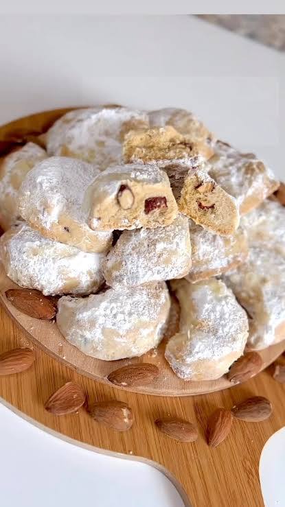Kıyır kıyır bademli Kavala kurabiyesi ve demli çay ikilisini sevenler burada mı 🤤?