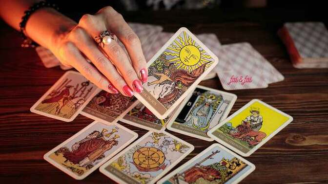 Flörtün tarot falına aşırı inanması ilişkiyi soğutur mu sizce 🃏?