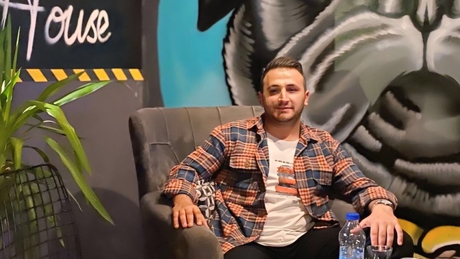 Bu fotodaki yüzdeki parlamayı nasıl düzeltirim?