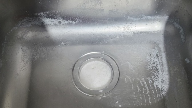 Mutfak lavabosuna bir paket çamaşır tozu döktüm ve lavabo tıkandı. Nasıl açabilirim?