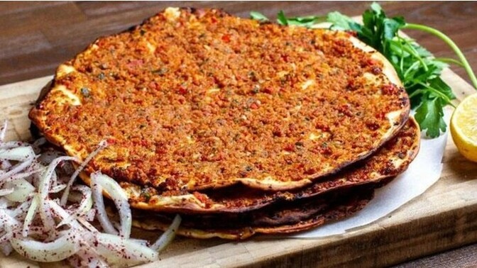 Klasik lahmacun saatimiz gelmiş. Bu saatte şöyle çıtır çıtır lahmacun olsa da yiyelim desem yer misin?