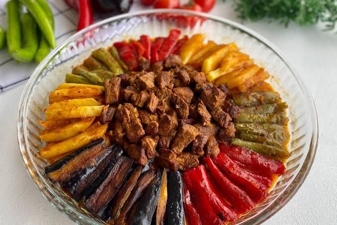 Karışık kızartma tabağı sever misin, bol sarmısaklı yoğurtlu?