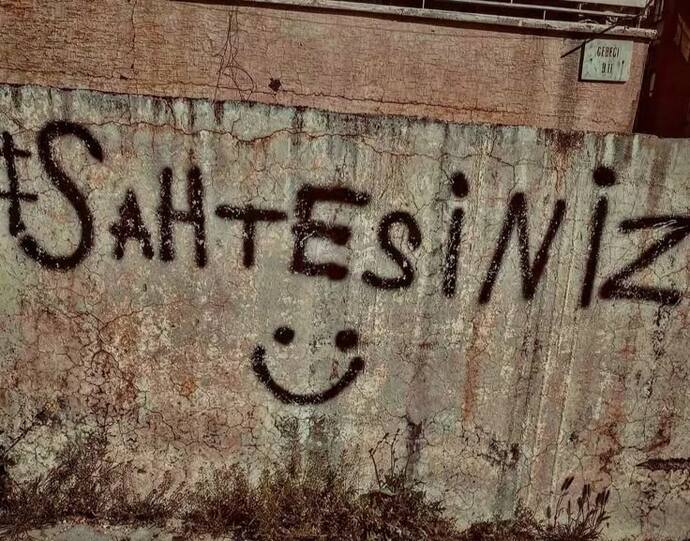 Çevrenizde iki yüzlü yalancı insan var mı?