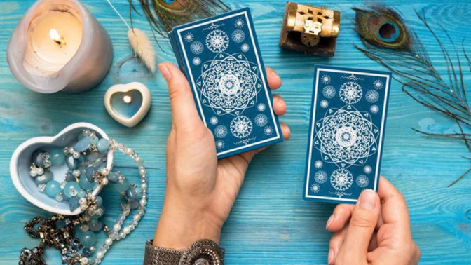Bugün beni neler bekliyor tarot kartları gerçekten söyleyebilir mi 😊?