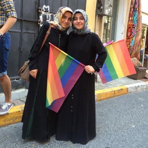 Aşkından yanıp tutuştuğun kişi ben eşcinselim dese ne yapardın?