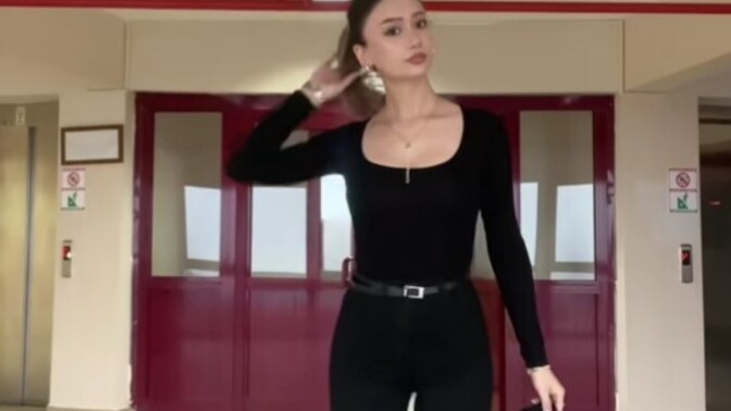 Böyle kızlara skinny jeans aşırı yakışmıyor mu?