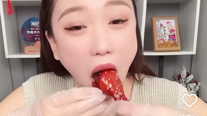Şu hızlı ve hunharca yemek yeme videolarını beğeniyor musunuz, sizde acıkıyor musunuz izlerken?