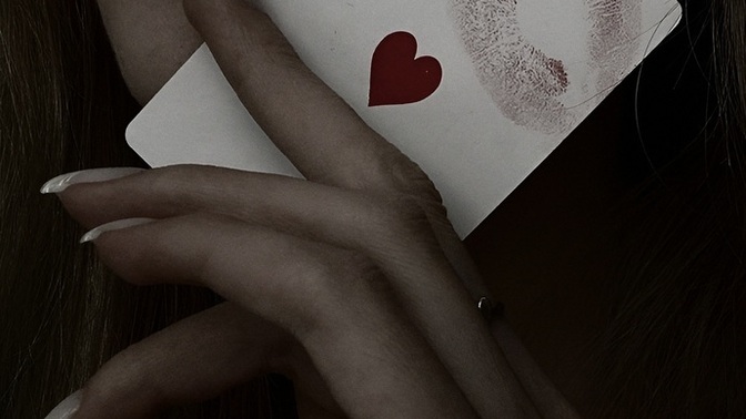 Kombinde siyah tonları mı, parlak tonlar mı daha seksi?
