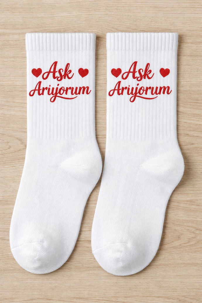 Böyle çoraplar giydiğim için mi aşkta hep kaybediyorum acaba?🤭 Bir türlü yüzüm gülmedi 🤭🤭🤭🤭?