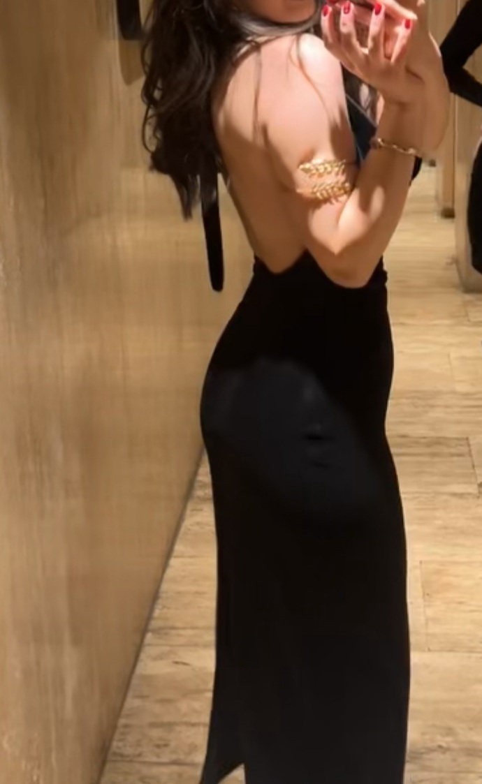 Elbisenin açıklığı çok mu fazla sirt dekoltesi var sadece yoksa normal mi?