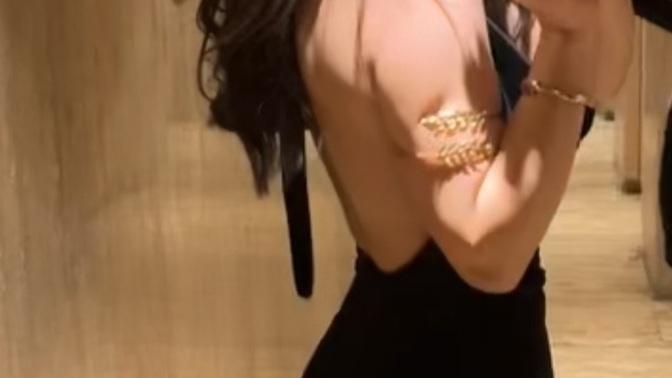 Elbisenin açıklığı çok mu fazla sirt dekoltesi var sadece yoksa normal mi?