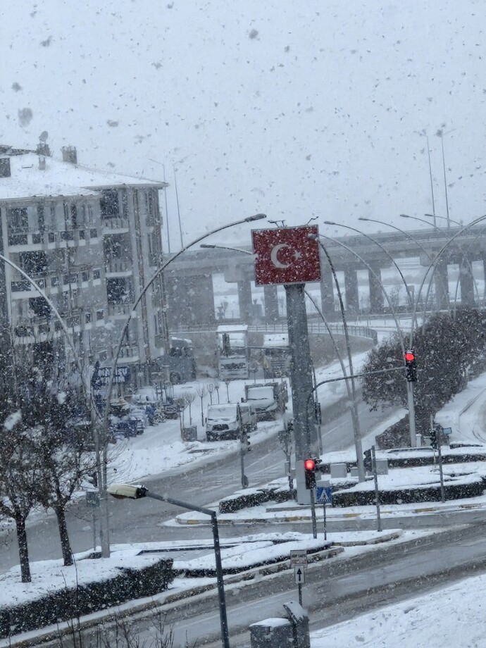 Burada kar yağıyor Nihayet yoğun yağıyor, orada hava durumu nasıl?