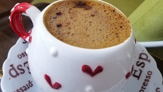 Yağmurlu havalarda Türk kahvesi mi içersiniz sıcak çikolata mı tercih edersiniz?