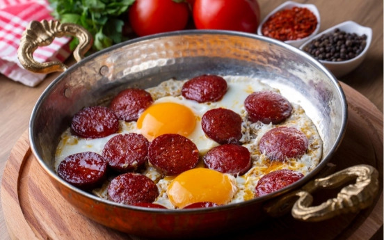 Sucuklu yumurta canavarları buraya mı? Siz sucuklu yumurtayı nasıl yersiniz 😋?