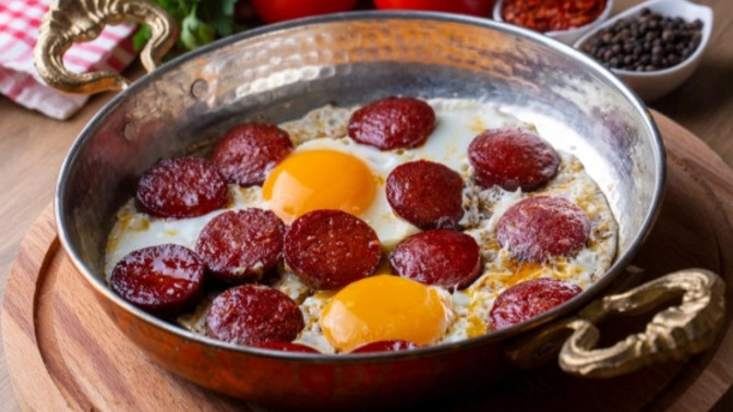 Sucuklu yumurta canavarları buraya mı? Siz sucuklu yumurtayı nasıl yersiniz 😋?