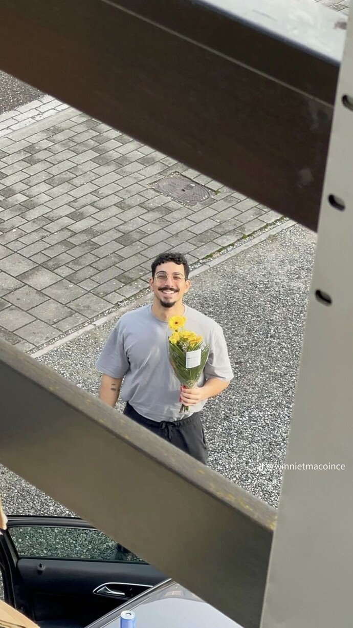 Romantik ve düşünceli olmak çok basit olduğu halde erkekler neden hâla odun?