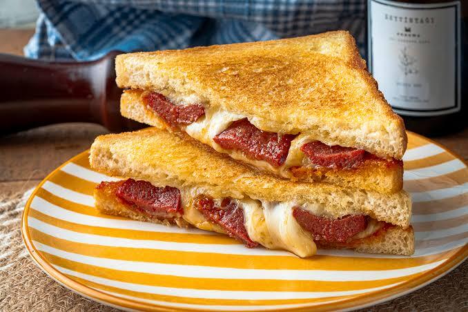 Tost sizce kaşarlı mı sucuklumu daha lezzetli?