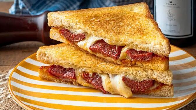 Tost sizce kaşarlı mı sucuklumu daha lezzetli?
