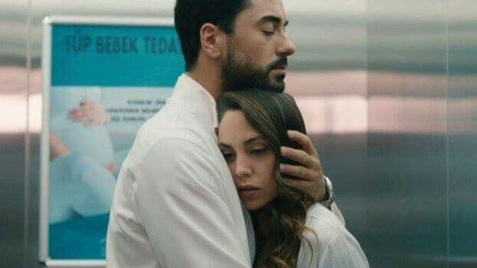 Olmayacağını bile bile birine tutunmak, kalbin aklı ikna etme çabası mıdır?