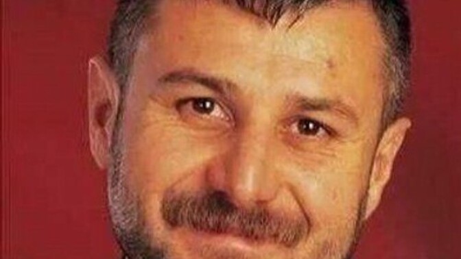 Rahmetli Azer Bülbülü severmiydiniz? Arabesk müziğin en özel adamlarından biriydi çok bambaşka bi insandı, sizce?